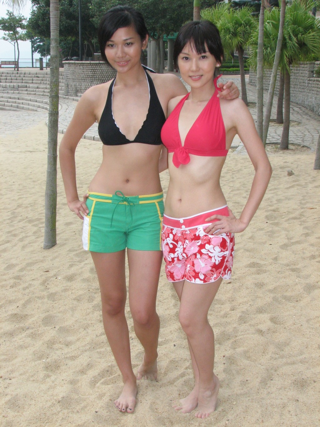 楊秀惠（左）參演過多部劇集，2007年曾在《法證先鋒II》中以泳裝亮相。