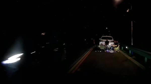 江蘇常州驚現危險一幕 四人竟於馬路中央停車用餐