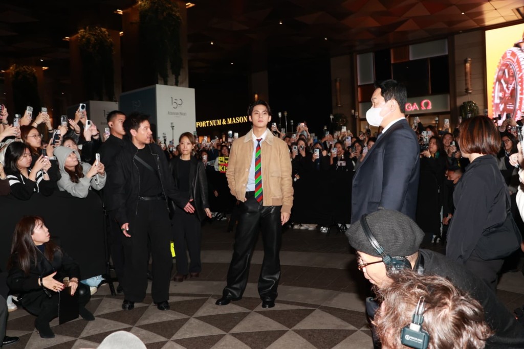 活動吸引了近兩千名粉絲在尖沙咀海旁守候。