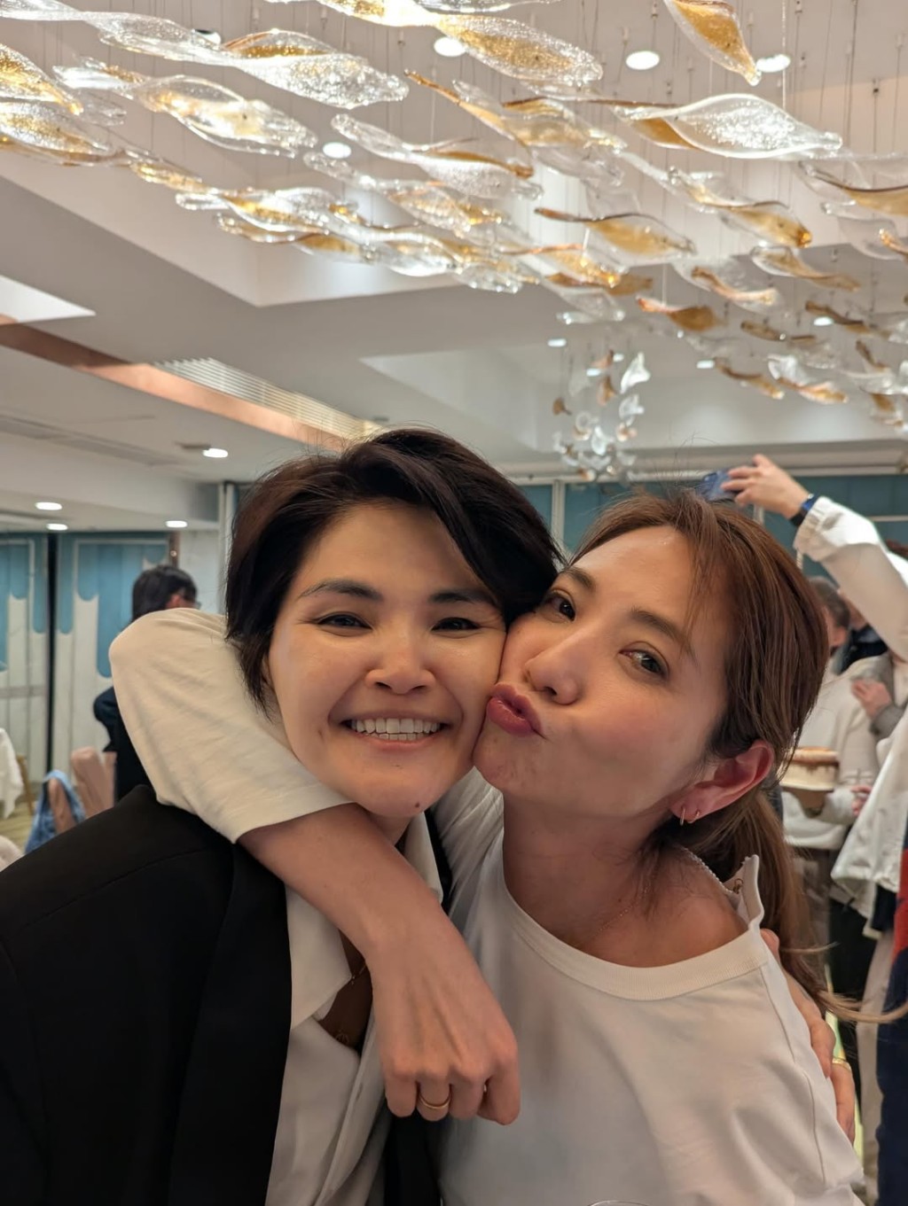 卓猷燕與節目主持車婉婉私底下是老友。