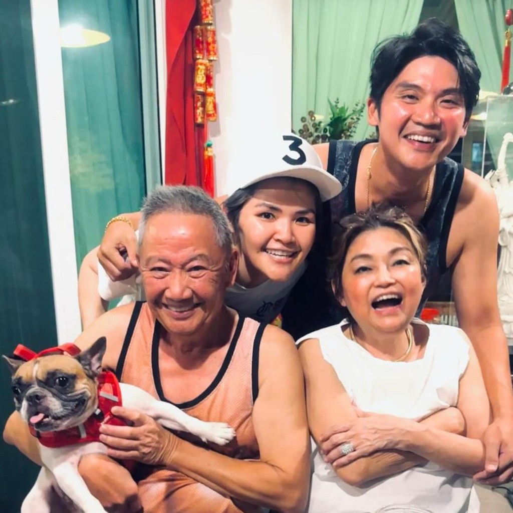 卓猷燕與父母樣貌十分相似。
