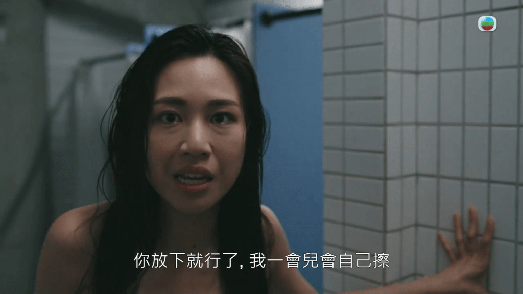 何沛珈在《新聞女王》中飾演排球隊隊長廖子珊,角色在浴室遭侵犯。