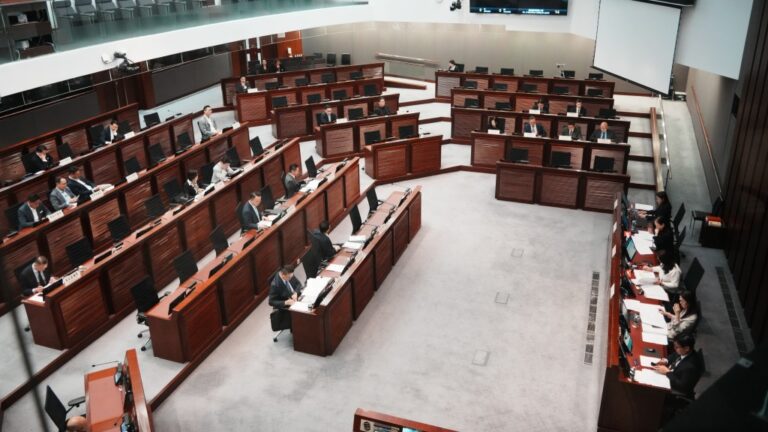 政府訂立國安附屬法例 身兼人大立法會議員急返港開會