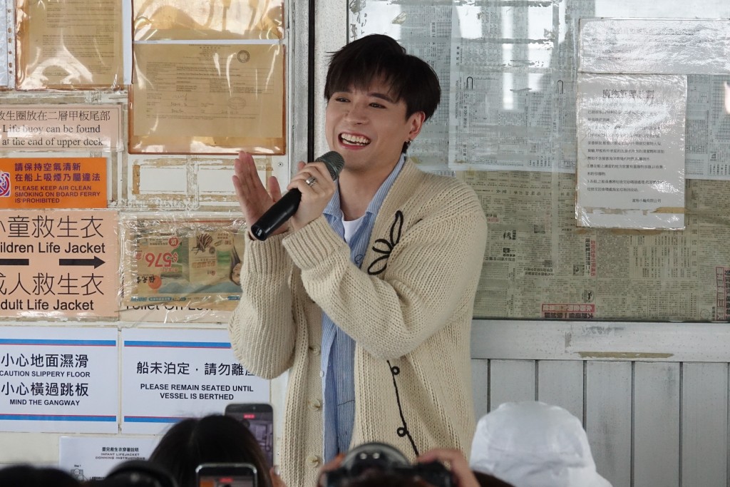 陳瑞輝帶領全場粉絲一起合唱歌曲中的揪心歌詞。