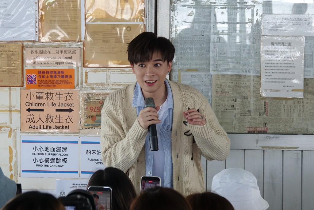 Frankie 別出心裁地使用專業「音叉」與「皮寶寶」們互動。