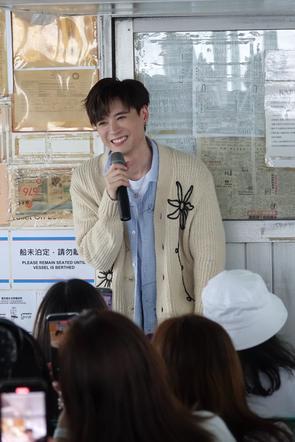 Frankie 將 MV 中的重要道具帶到了活動現場。