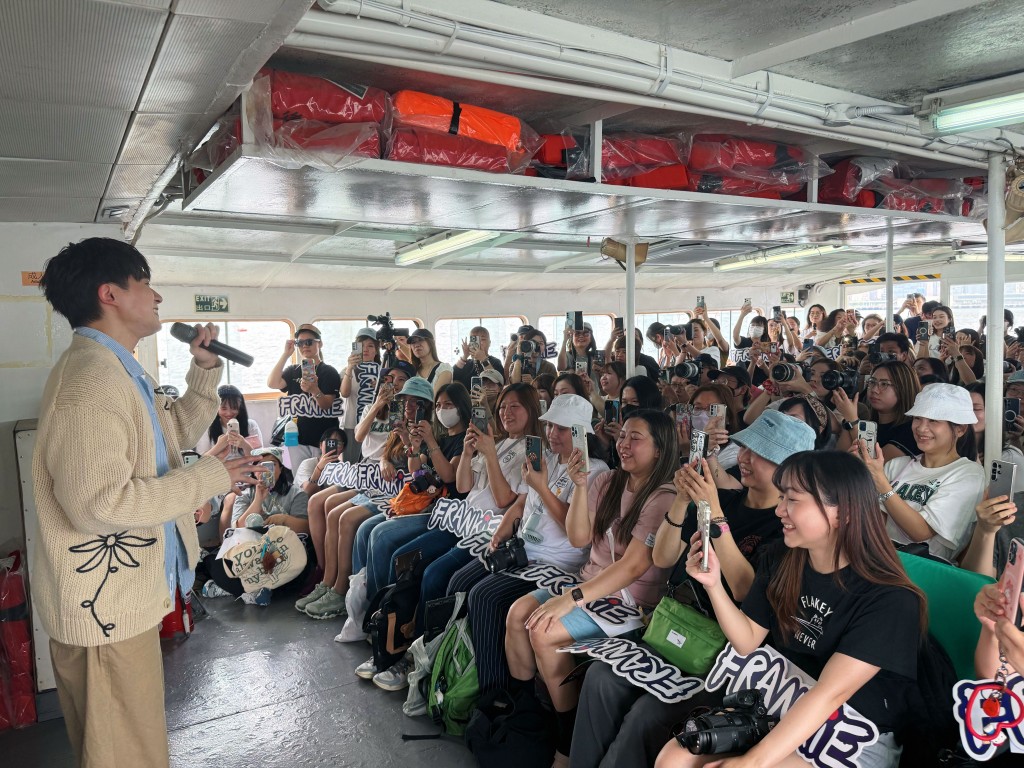 在 Frankie 的引領下,全場粉絲一起大合唱。
