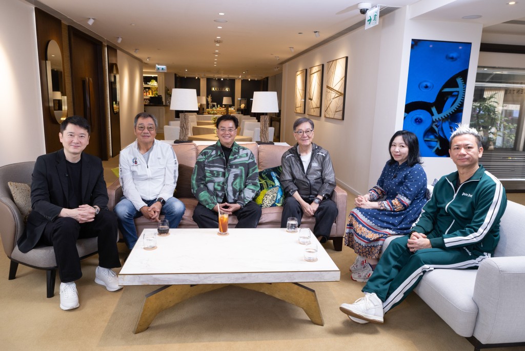 校長與(左起)邱子傑、葉偉忠、陳永鎬、陳海琪和Sunny Wong一起敘舊,回憶往事。