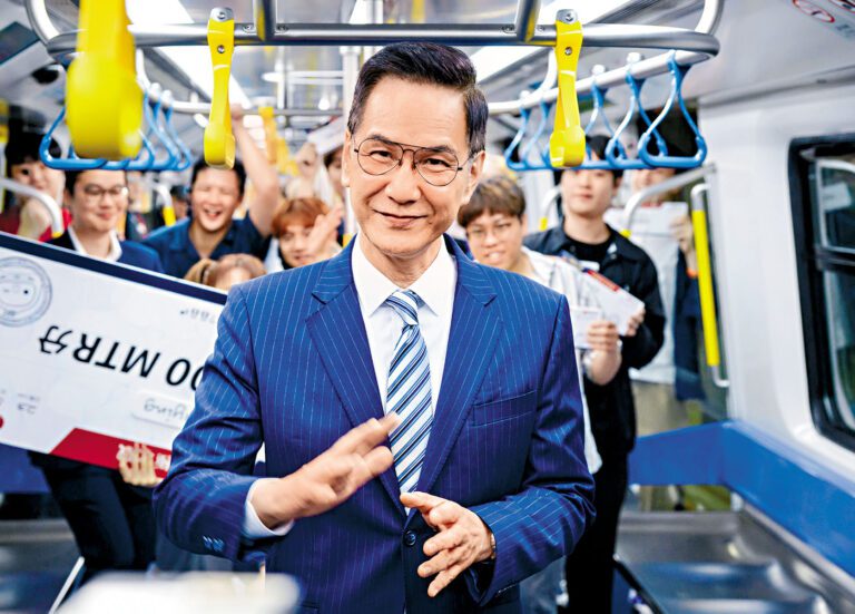 ■陳啟泰笑言平時坐車歡迎街坊邀合照。