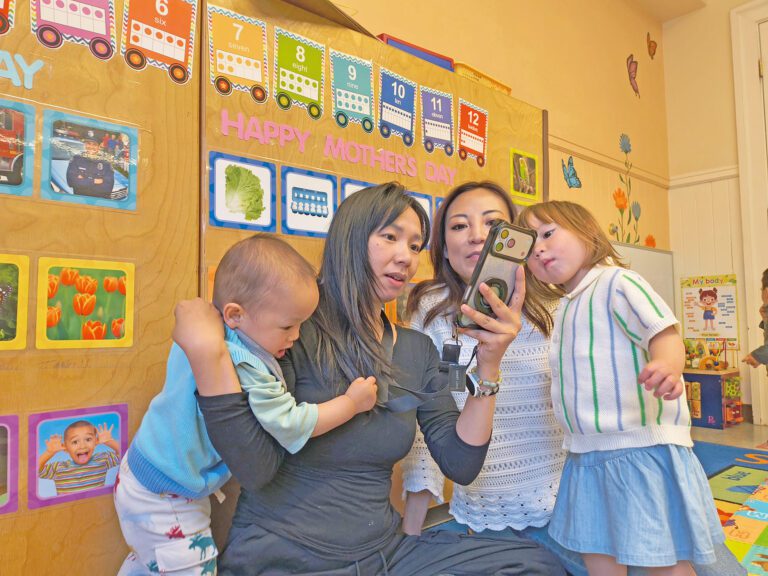 家長們在「兒童天地」分享孩子日常生活趣事。記者黃偉江攝