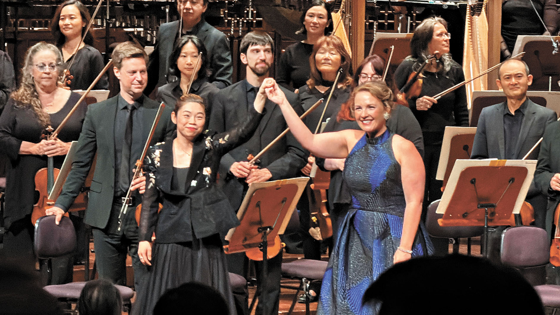 候任音樂總監陳以琳(左)與女高音Sasha Cooke在音樂會結束後攜手謝幕,獲全場觀眾起立鼓掌致意。記者蘇婕雅攝