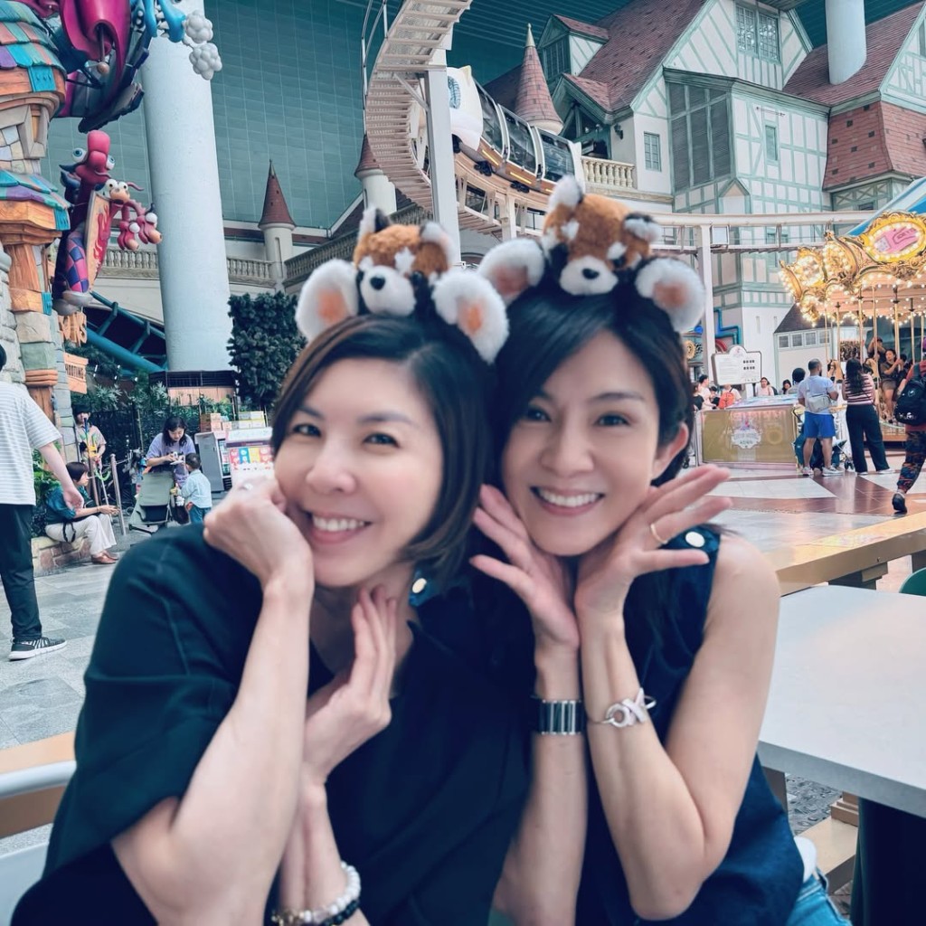 楊采妮與許茹芸近日一同重遊她們初次見面的迪士尼樂園。
