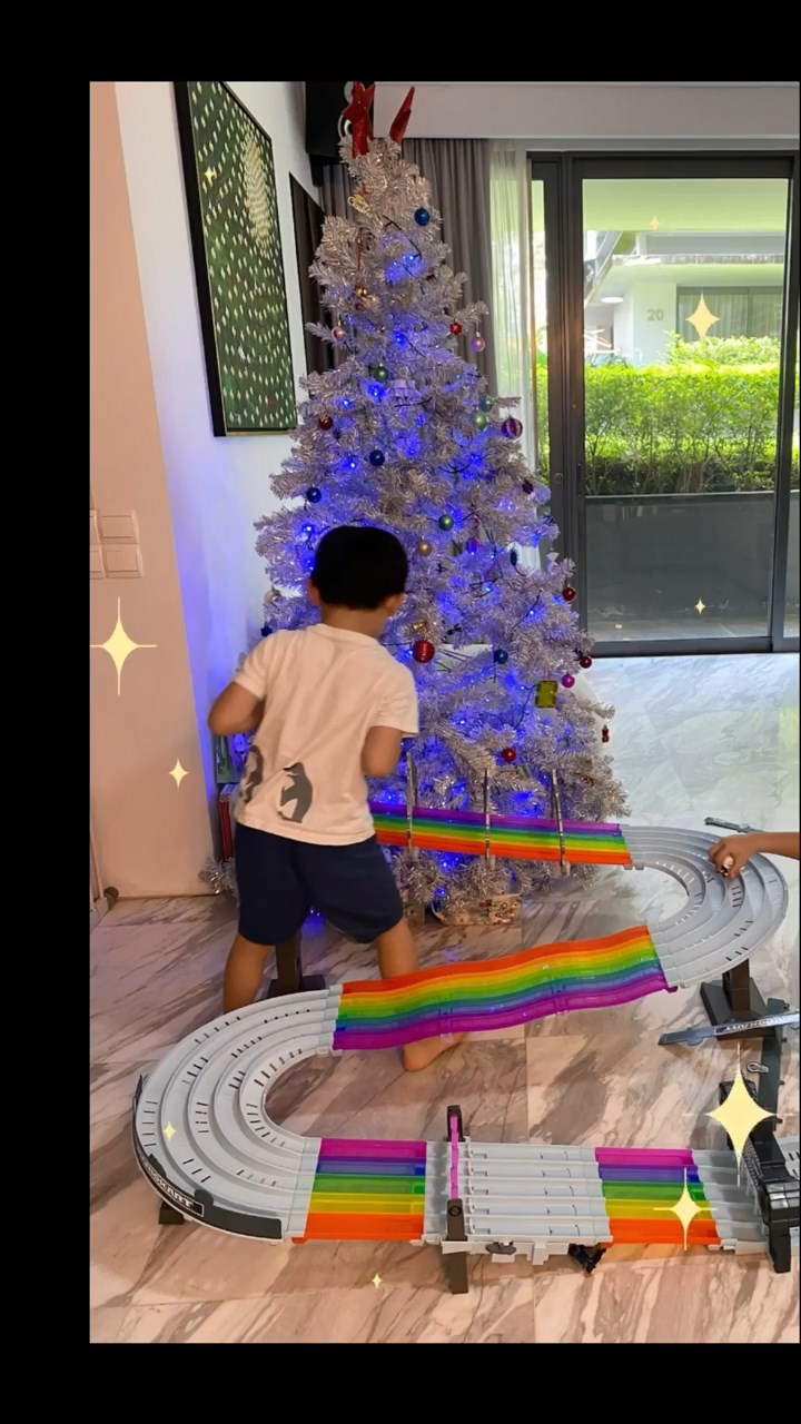 楊采妮的一對8歲兒子感情很好,會在家玩賽車玩具。