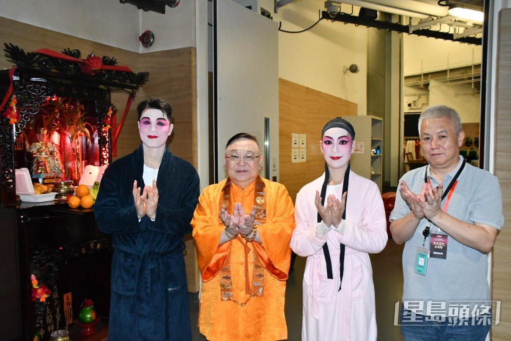 拜神儀式同場有主角藍天佑、鄭雅琪及團長王昆穗。