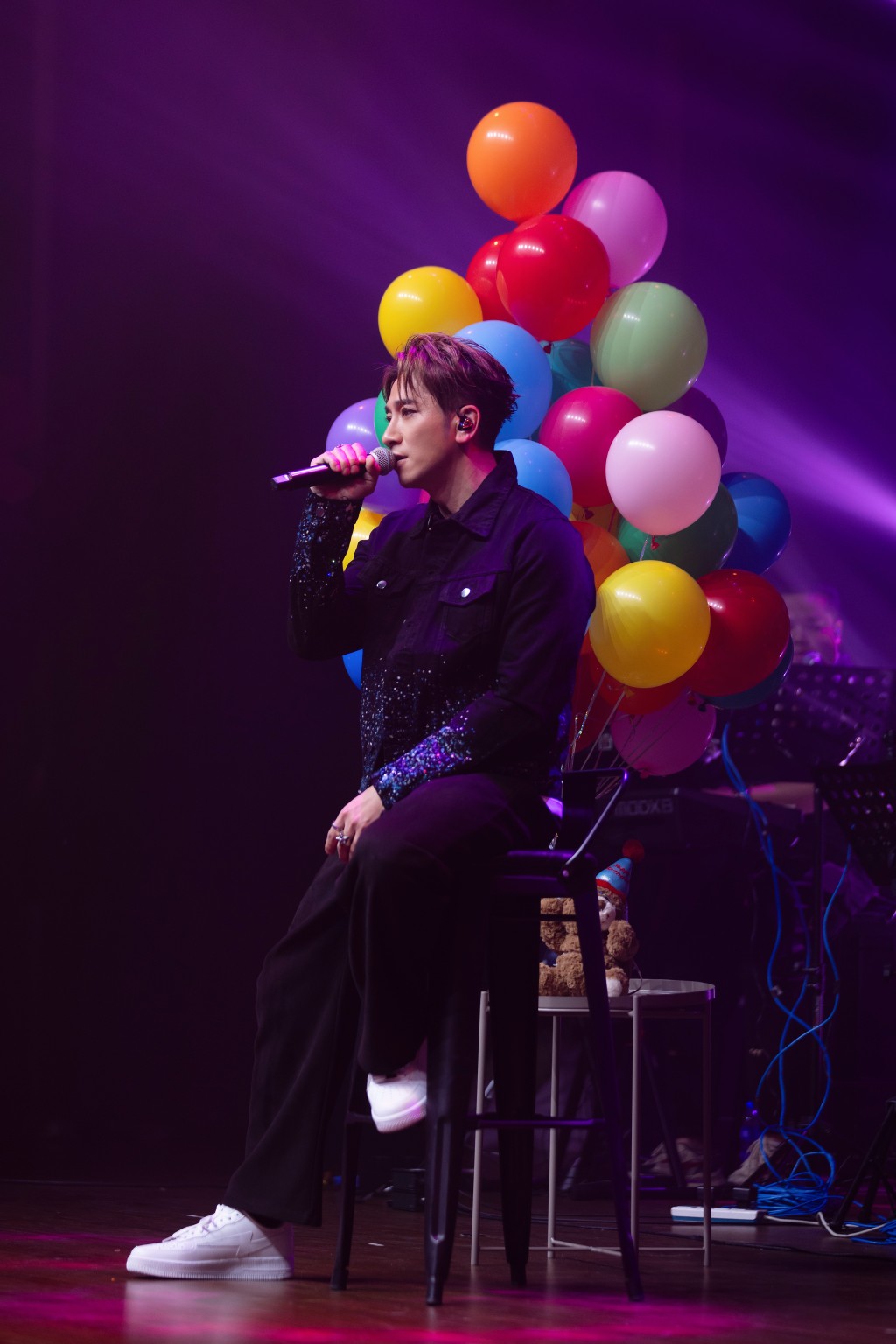 吳卓羲在台上演唱多首個人代表作。