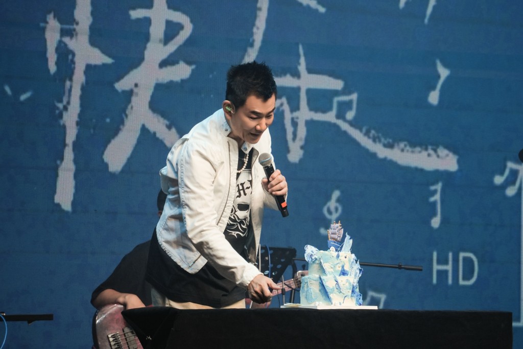 吳卓羲帶動全場觀眾唱生日歌,為壽星任賢齊送上祝福。