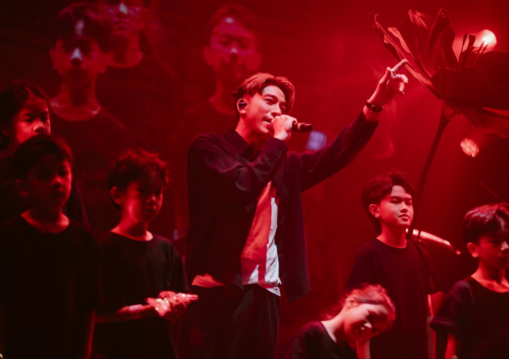 吳卓羲演唱了《紅蝴蝶》、《別怪她》等歌曲。