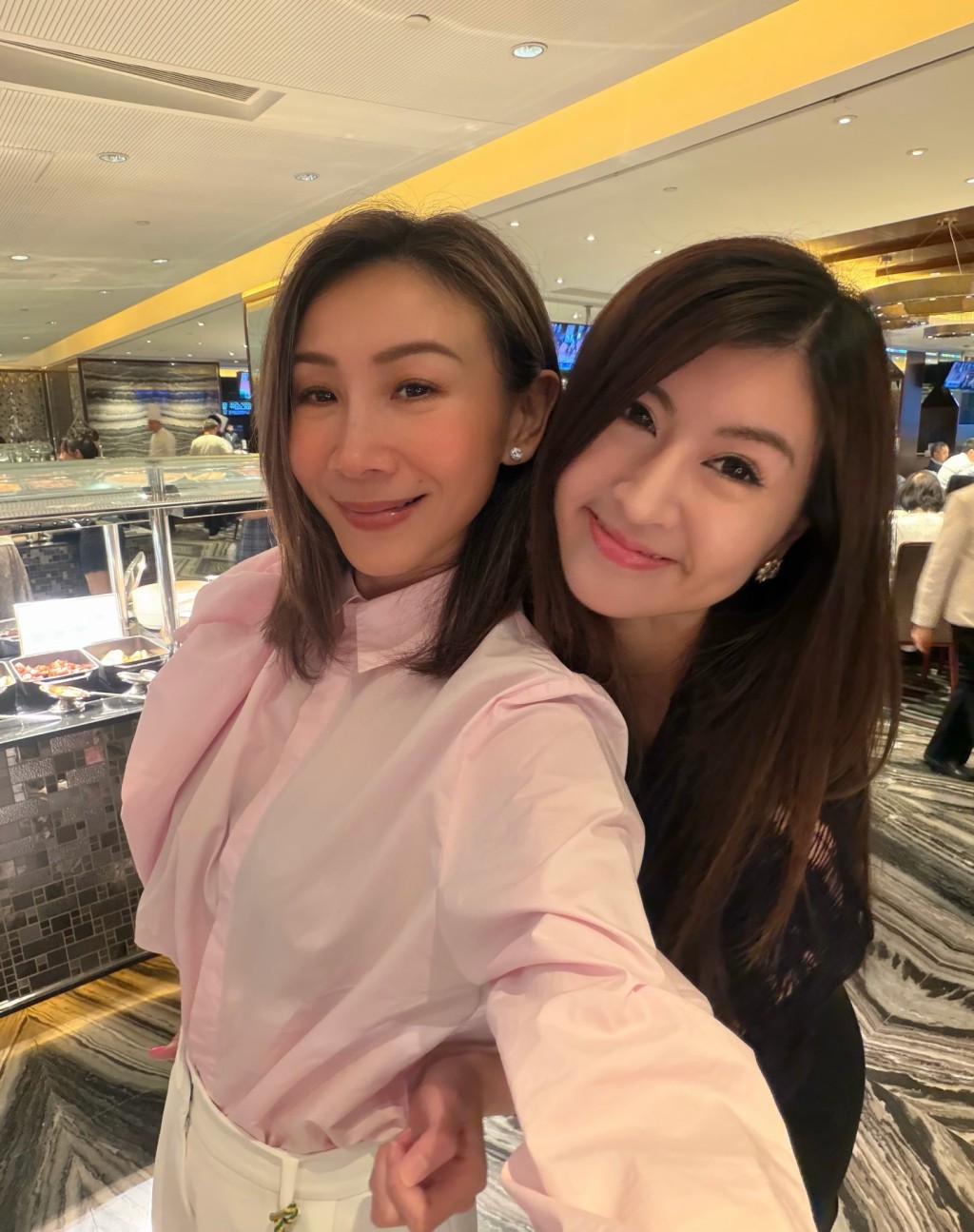 賽馬活動後,區文詩與閨蜜一同到馬會餐廳用膳。