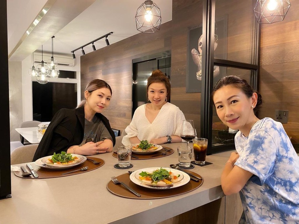 區文詩不時邀請親友到西半山住所共晉美酒佳餚。
