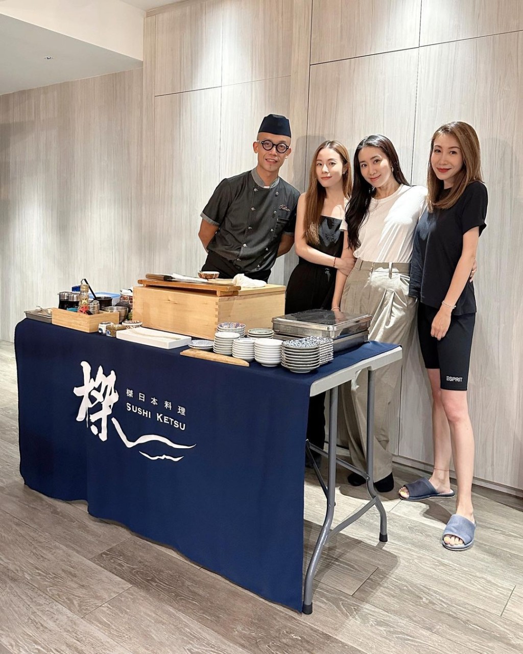 好姊妹鄧麗欣(左二)及吳雨霏(右二)到區文詩家中作客。