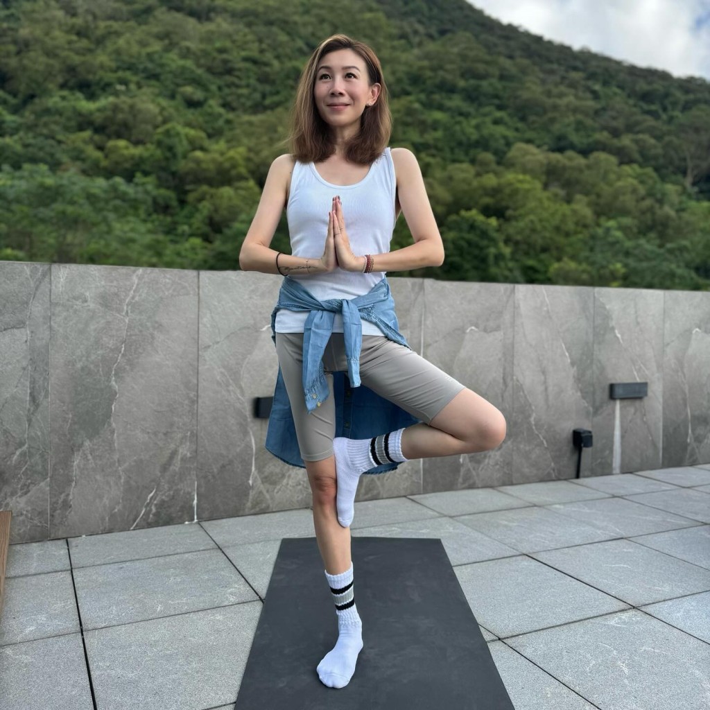 區文詩曾在Instagram分享做瑜伽的照片,大腿瘦削。