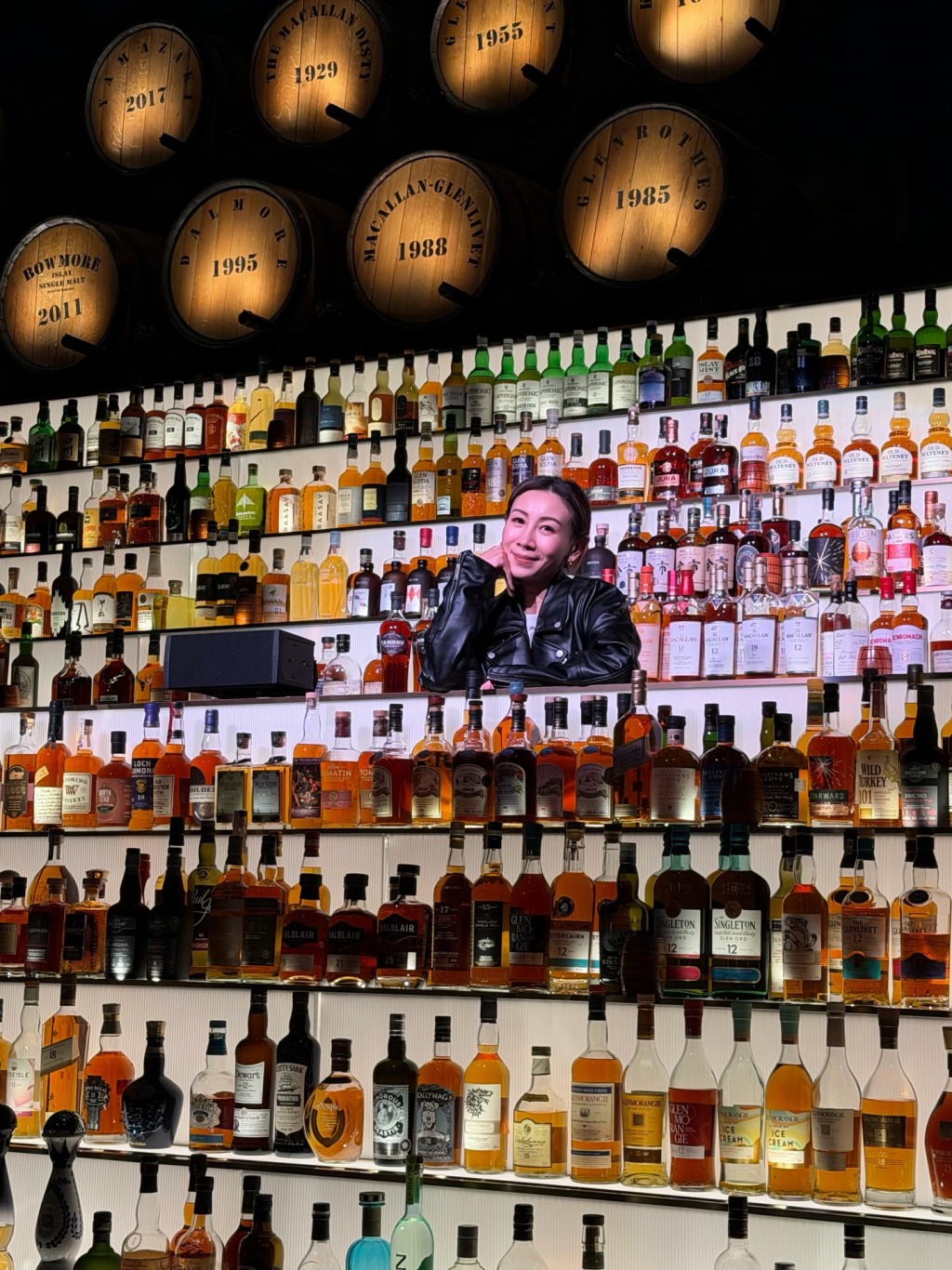 區文詩到酒吧打卡分享動態。