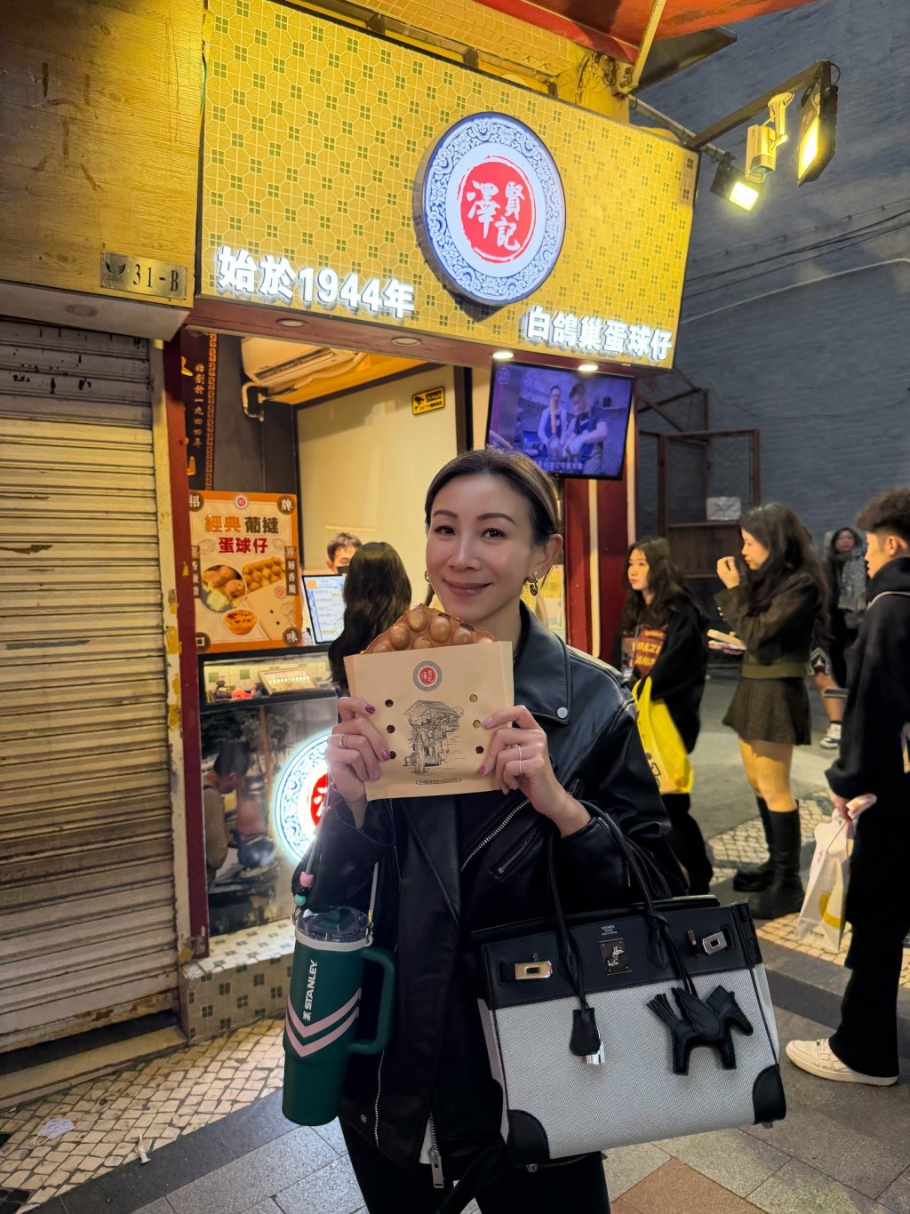 區文詩亦會品嚐街頭小吃。