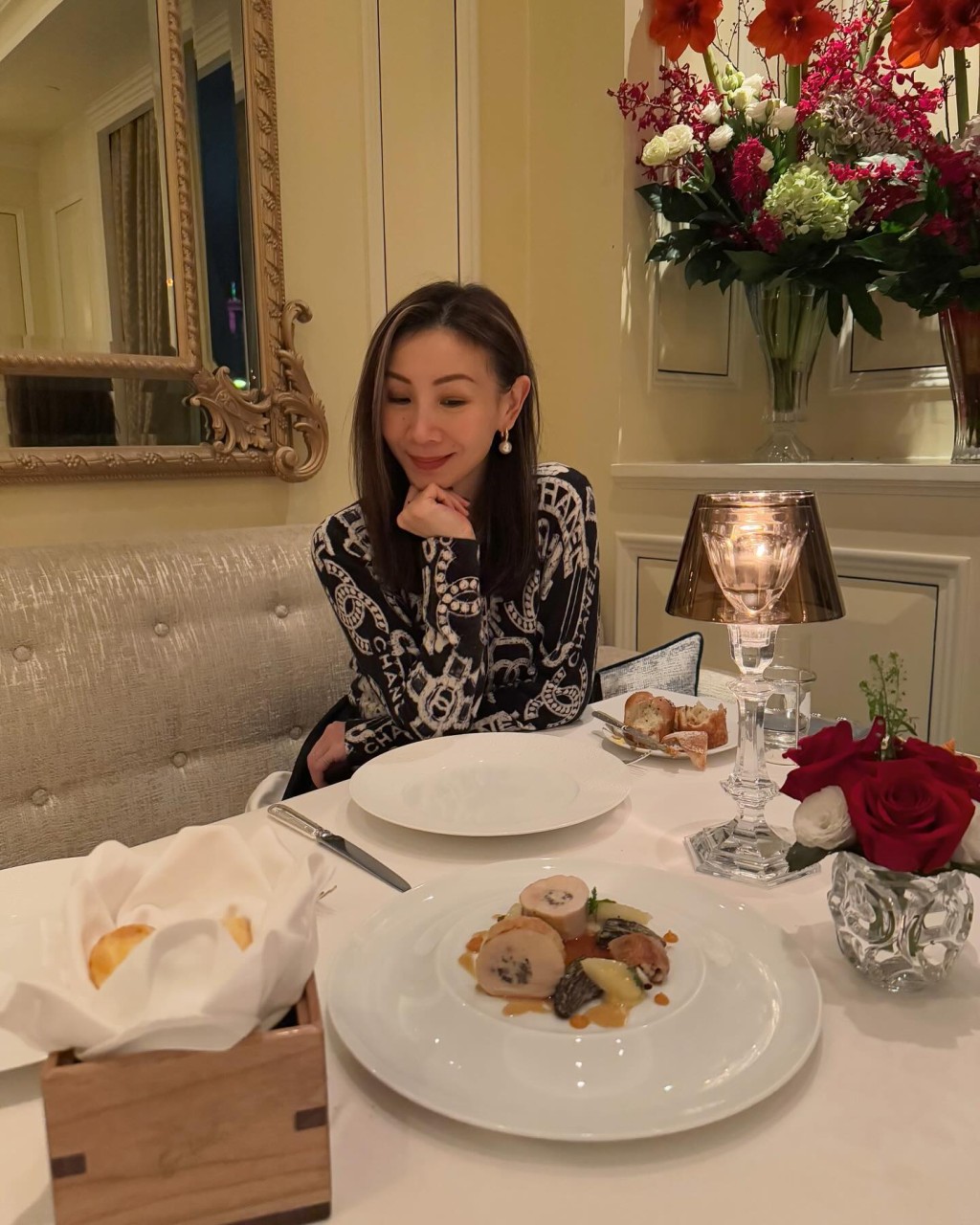 區文詩品嚐各式美食。
