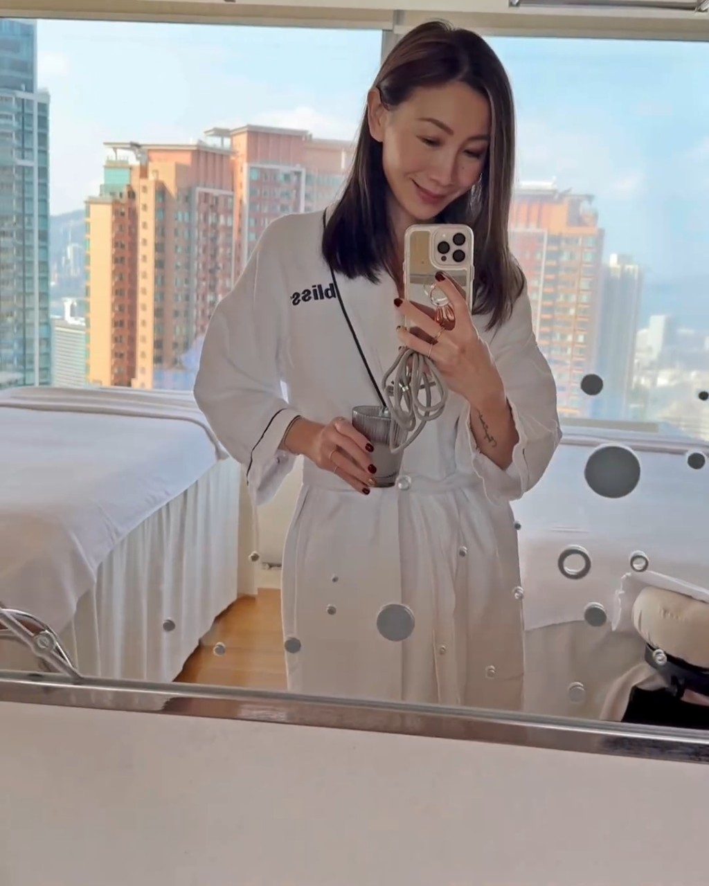 區文詩在水療中心自拍,狀態寫意。