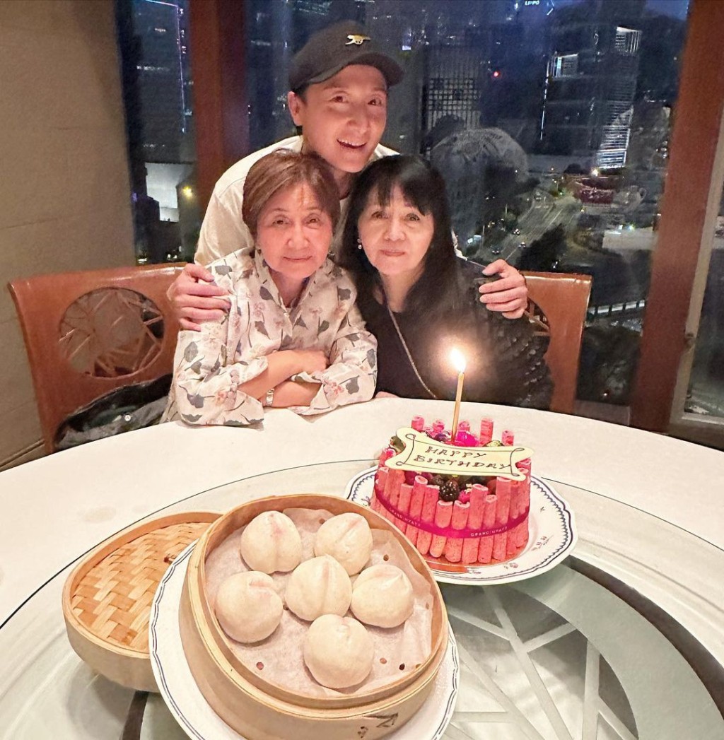 方力申除了孝順，亦對契媽兼著名歌唱老師Christine Samson（右）非常好。