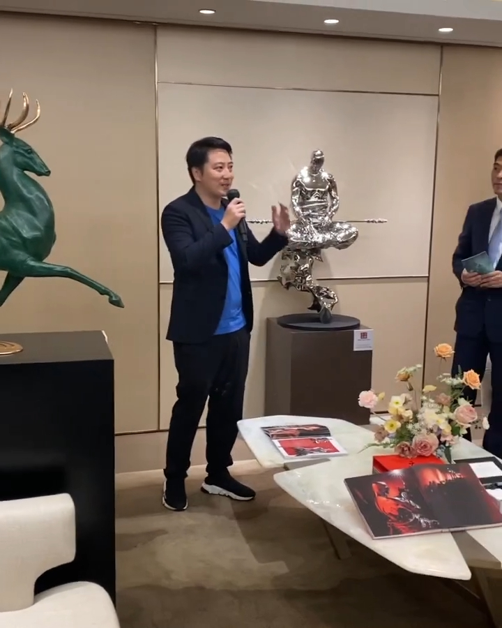方圓明更成為了一名律師，不過身形較哥哥圓潤。