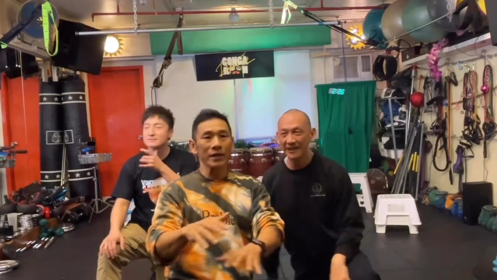 方力申跟好友杜德智（中）一起操練。