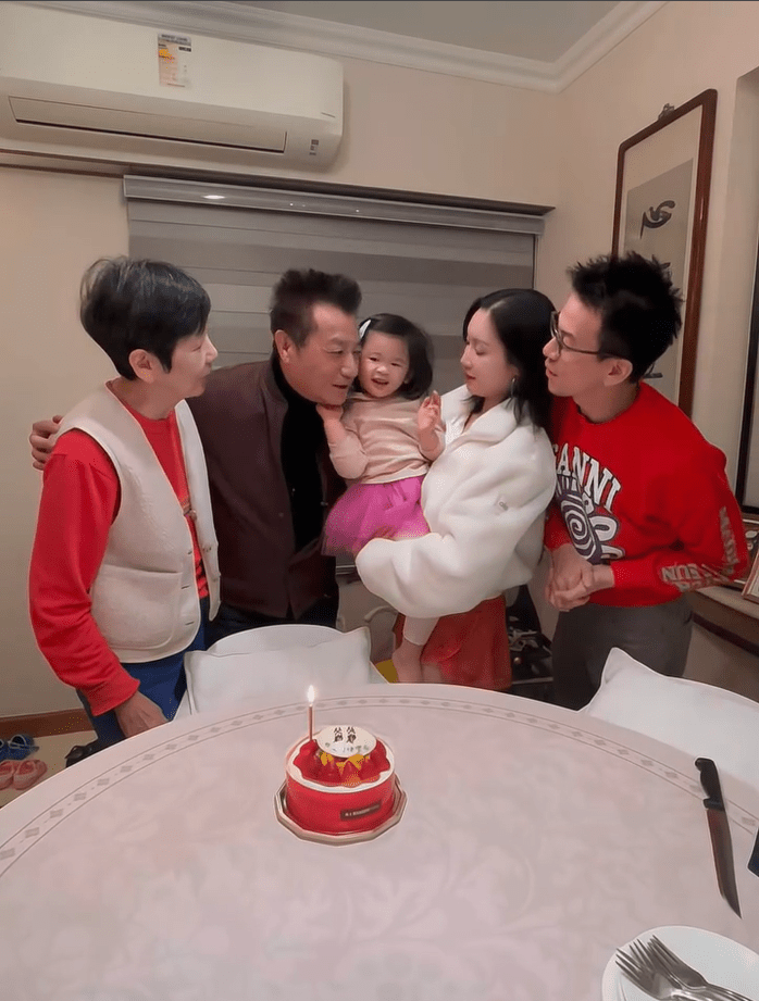 孫女摸着爺爺石修的臉頰。