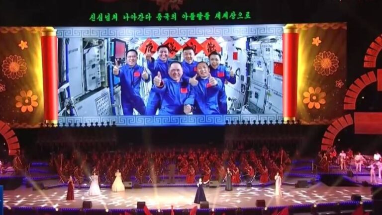 習近平與金正恩觀看文藝演出 中國航天員畫面亮相平壤