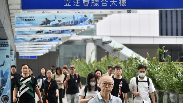 公務員劃一加薪2%方案出爐 宏福苑事件與經濟前景成關鍵考量