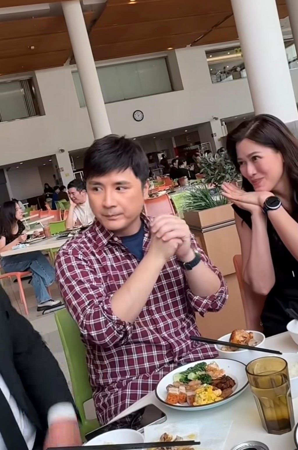 樊亦敏恭賀李泳豪的 YouTube 頻道突破十萬訂閱。