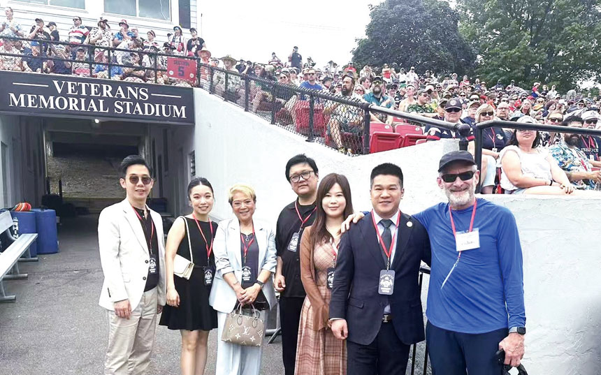 （右起）金伯格同譚浩鏗會長及亞美會職員在體育場合影。 主辦方提供