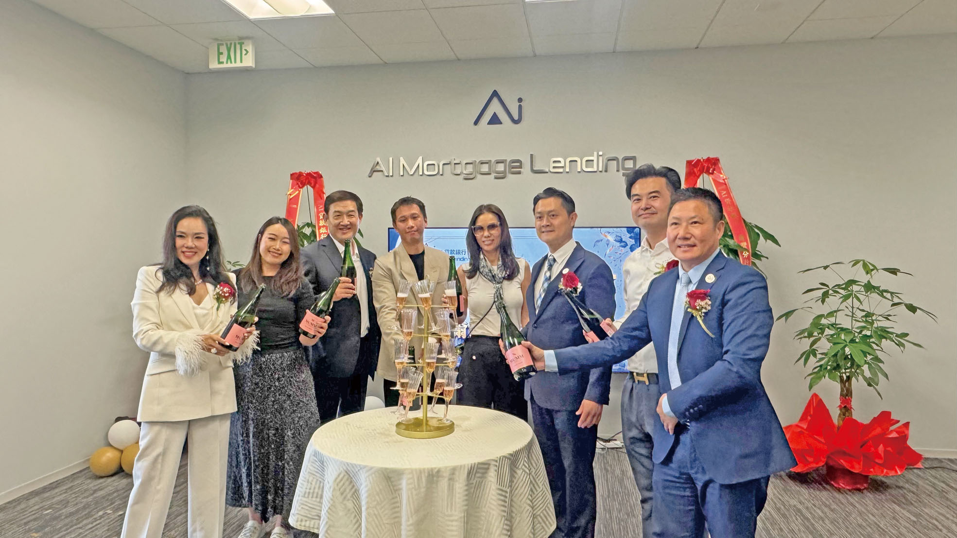 管理團隊與主要嘉賓共同慶祝爾灣分店開幕。 記者陸新攝