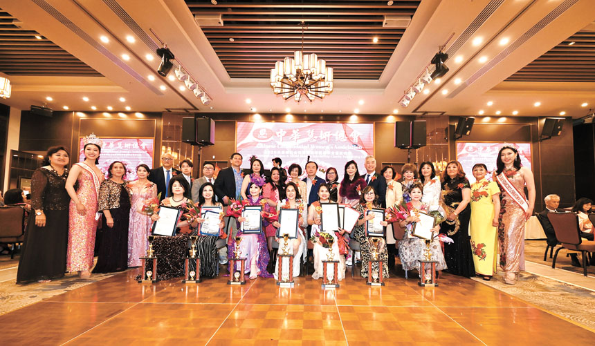 中華慧妍總會、州市政要及嘉賓向獲頒傑出女性及典範母親頒贈獎盃、獎狀與鮮花，以示祝賀。馬紅兵攝