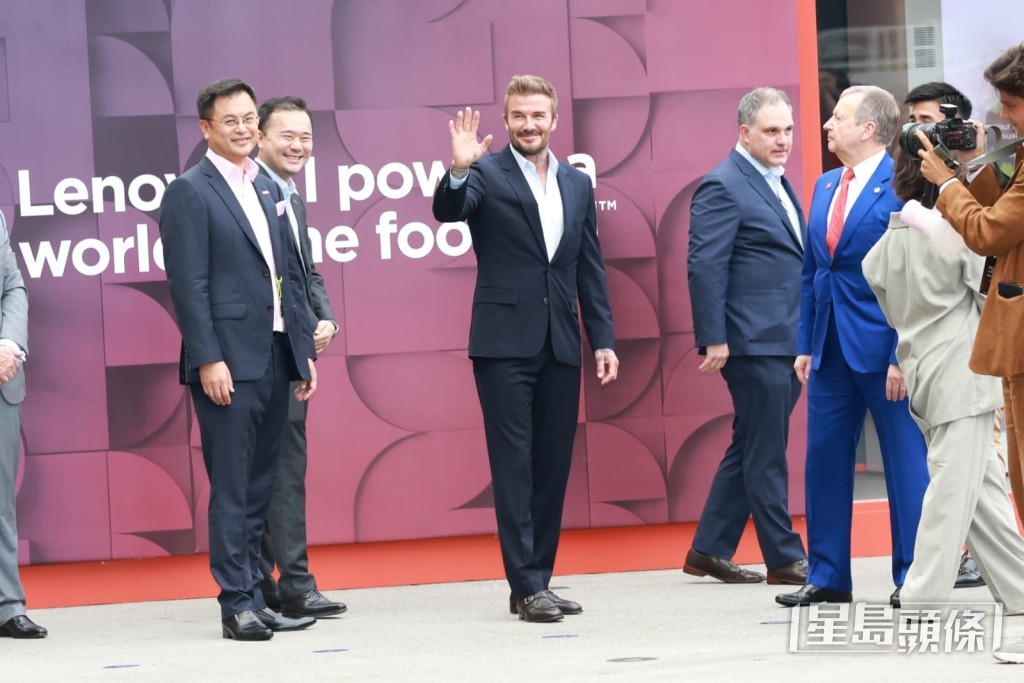 碧咸向觀眾揮手打招呼。