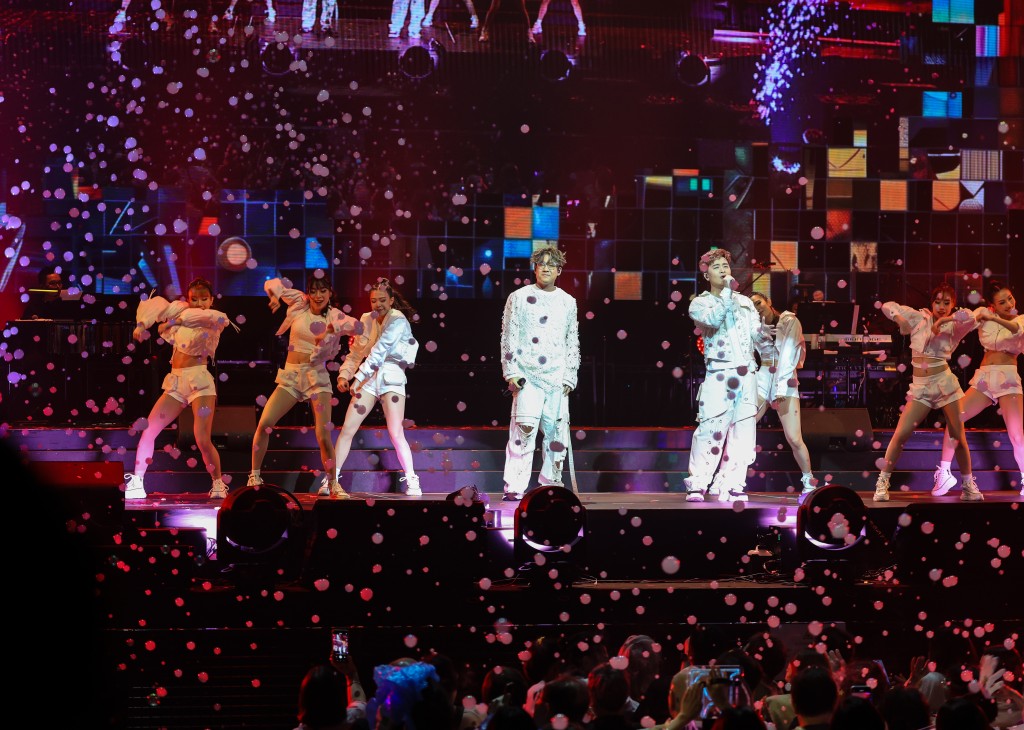 兩人首次登上紅館舞台,演出大獲成功。