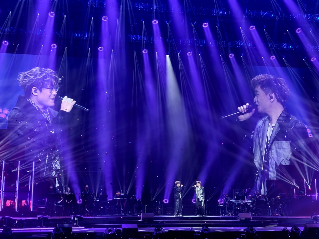 演唱會開場,兩人唱出由比賽歌曲組成的《雙聲七分寸》串燒歌。