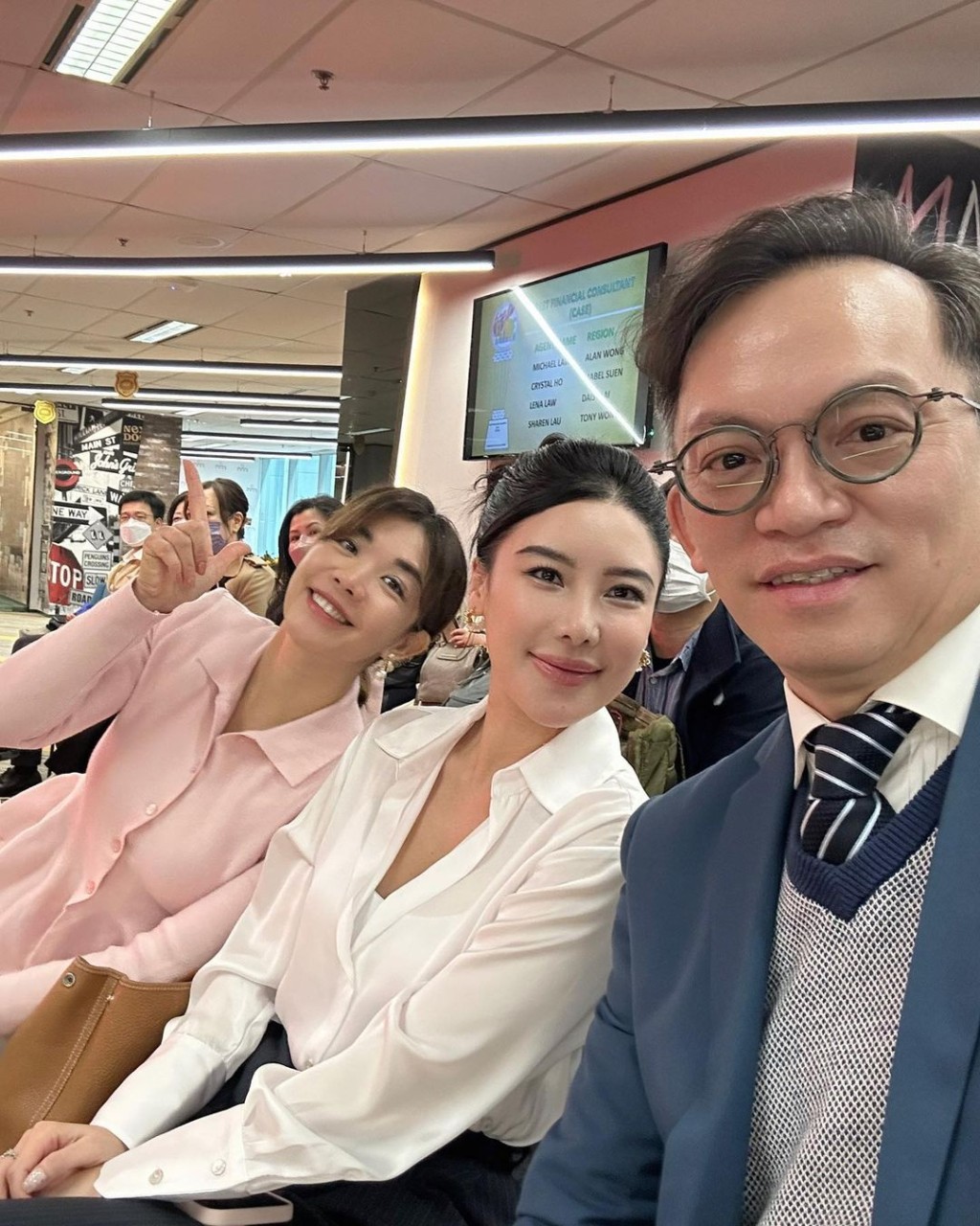 曹思詩(中)轉戰保險業後,成功開拓新事業。