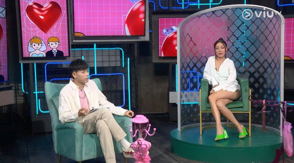 曹思詩曾於ViuTV節目《晚吹—戀講嘢》中透露,2019年因前男友而欠下逾千萬債務,每日遭過百追債電話轟炸,無助時曾想自殺。