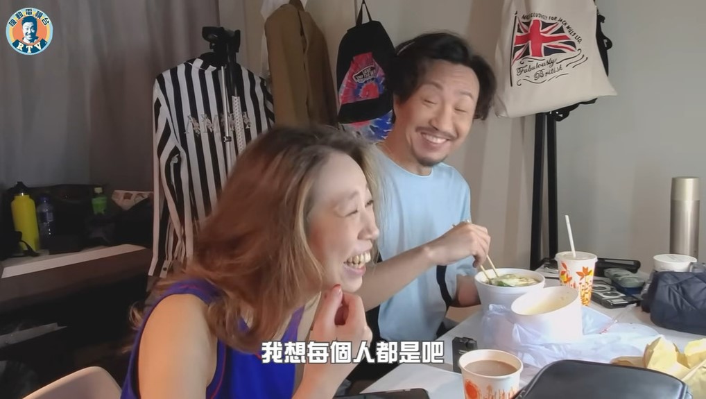 二人在影片中相談甚歡。