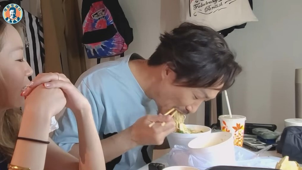 影片中,何慶湘的目光不時停留在鄭中基身上。