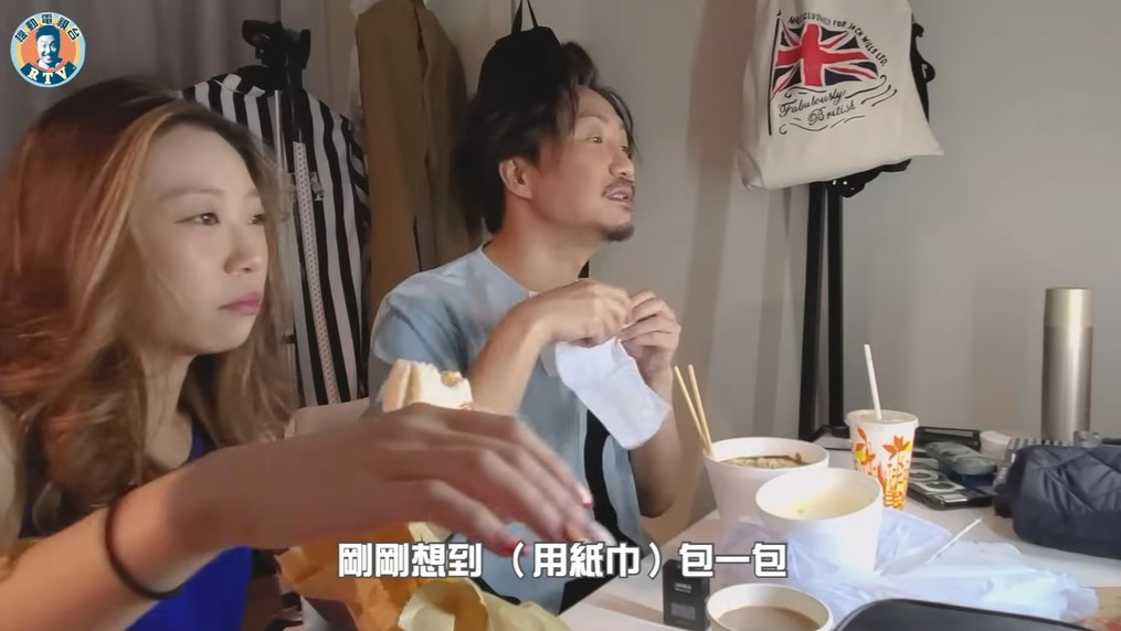 鄭中基將紙巾放在大腿上。