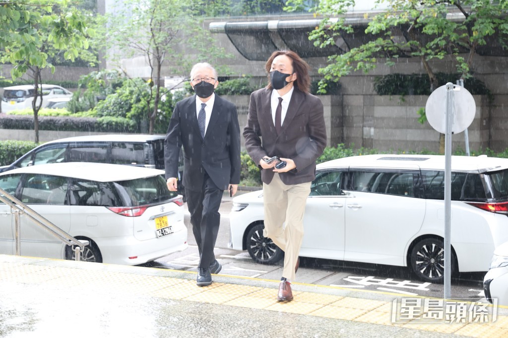 鄭中基發現記者後,邊行邊向在場記者點頭道早晨。