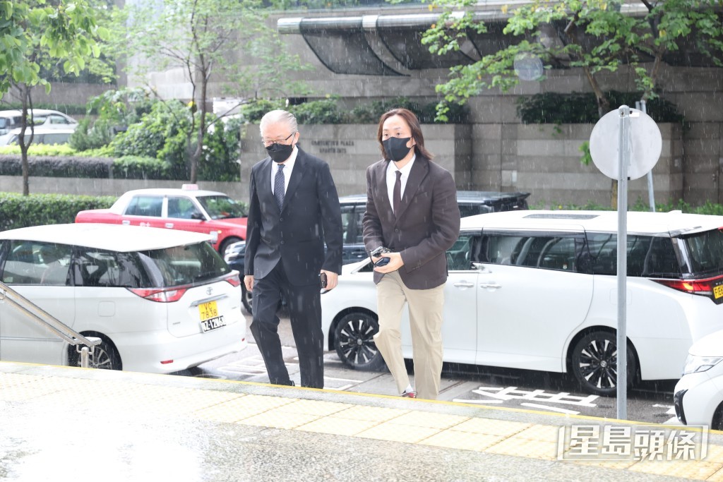 鄭中基與父親鄭東漢一同到達法院。