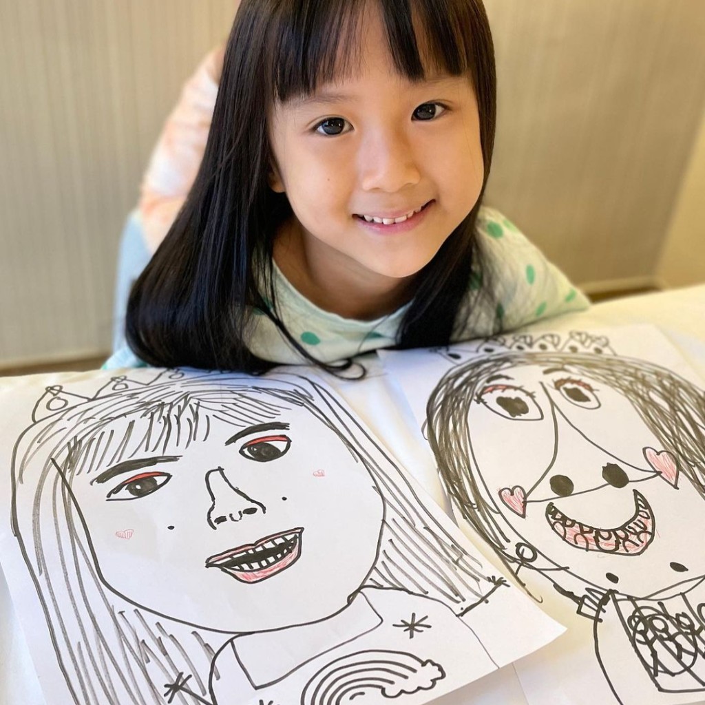 張嘉兒的女兒樣子十分可愛。